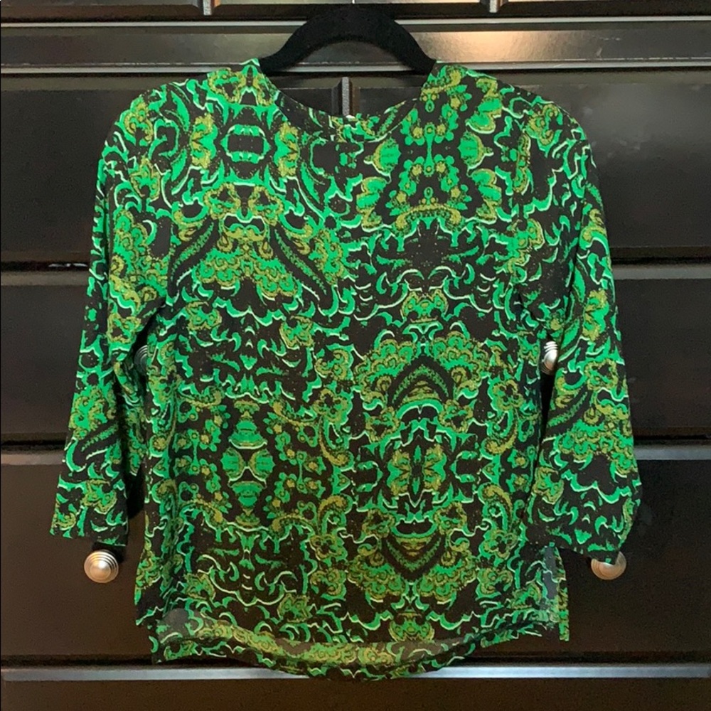 H&M 3/4 Sleeve Blouse. Green patterned. Size 2